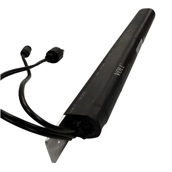 Zijkant van LiFePO4-batterij (B-12-LFP) met bevestigingsstrip.