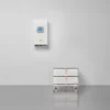 SET 1 thuisbatterijsysteem in naast configuratie met 5 kW 1-fase hybride omvormer, 5,12 kWh opgestapeld.