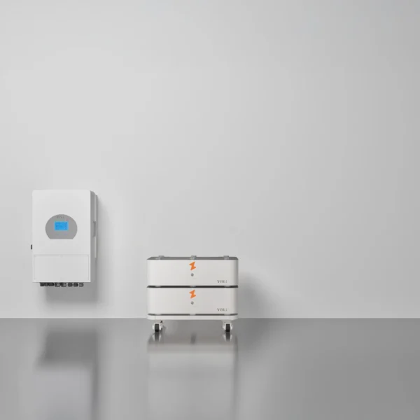 SET 2 thuisbatterijsysteem in liggend configuratie met 5 kW 3-fase hybride omvormer, 10,24 kWh opgestapeld.