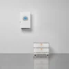 SET 2 thuisbatterijsysteem in naast configuratie met 5 kW 3-fase hybride omvormer, 10,24 kWh opgestapeld.