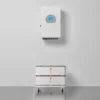 SET 2 thuisbatterijsysteem in staande configuratie met 5 kW 3-fase hybride omvormer, 10,24 kWh opgestapeld.