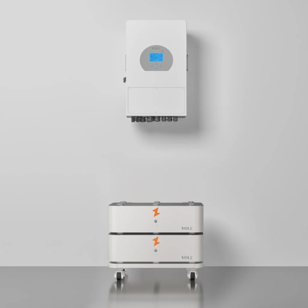 SET 2 thuisbatterijsysteem in staande configuratie met 5 kW 3-fase hybride omvormer, 10,24 kWh opgestapeld.