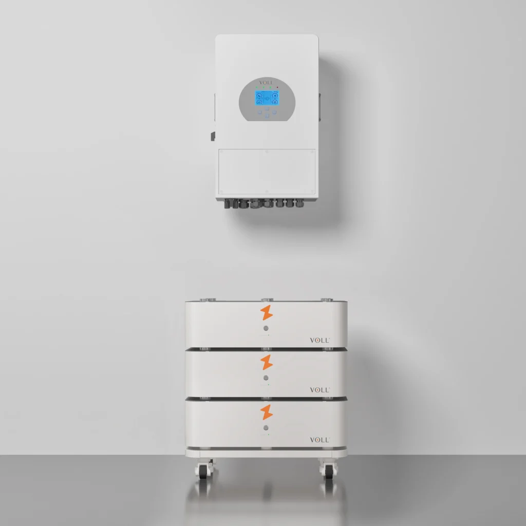SET 3 thuisbatterijsysteem in staande configuratie met 10 kW 3-fase hybride omvormer, 15,36 kWh opgestapeld.