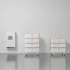 SET 7 thuisbatterijsysteem in liggend configuratie met 10 kW 3-fase hybride omvormer, 35,84 kWh verdeeld over 2 batterijtowers.