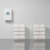 SET 8 thuisbatterijsysteem in naast configuratie met 10 kW 3-fase hybride omvormer, 40,96 kWh verdeeld over 2 batterijtowers.