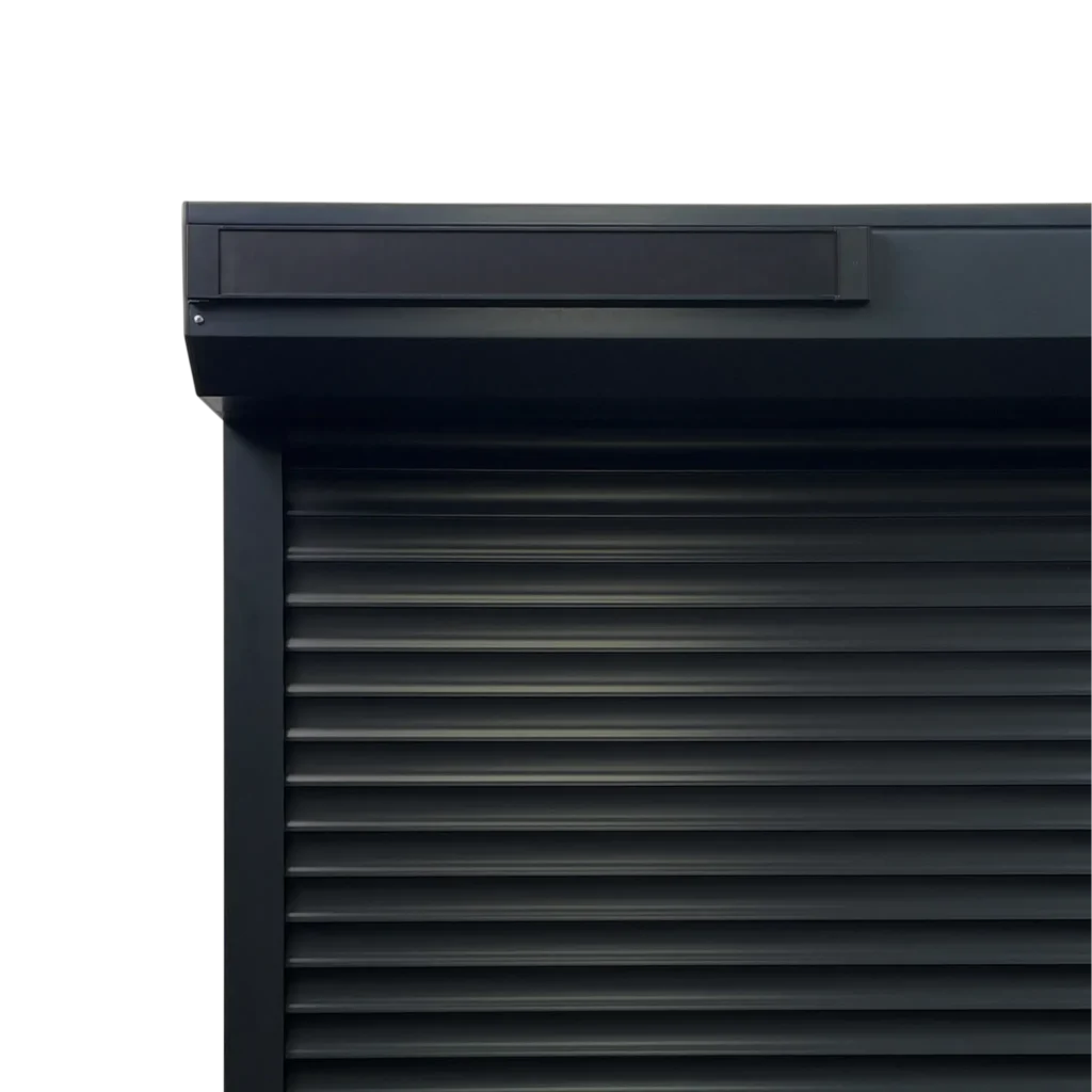 Zonnepaneel Pro (SP-12-Pro-LR) gemonteerd op een rolluik voor energieopwekking.