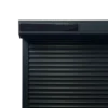 Zonnepaneel Smart (SP-12-Smart) gemonteerd op een rolluik voor energieopwekking.