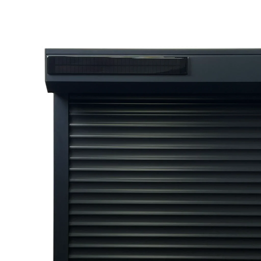 Zonnepaneel Smart (SP-12-Smart) gemonteerd op een rolluik voor energieopwekking.