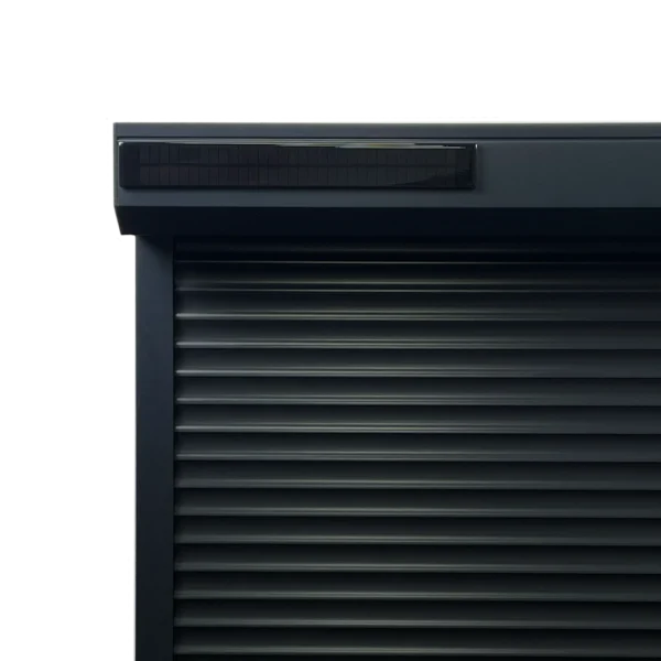 Zonnepaneel Smart (SP-12-Smart) gemonteerd op een rolluik voor energieopwekking.