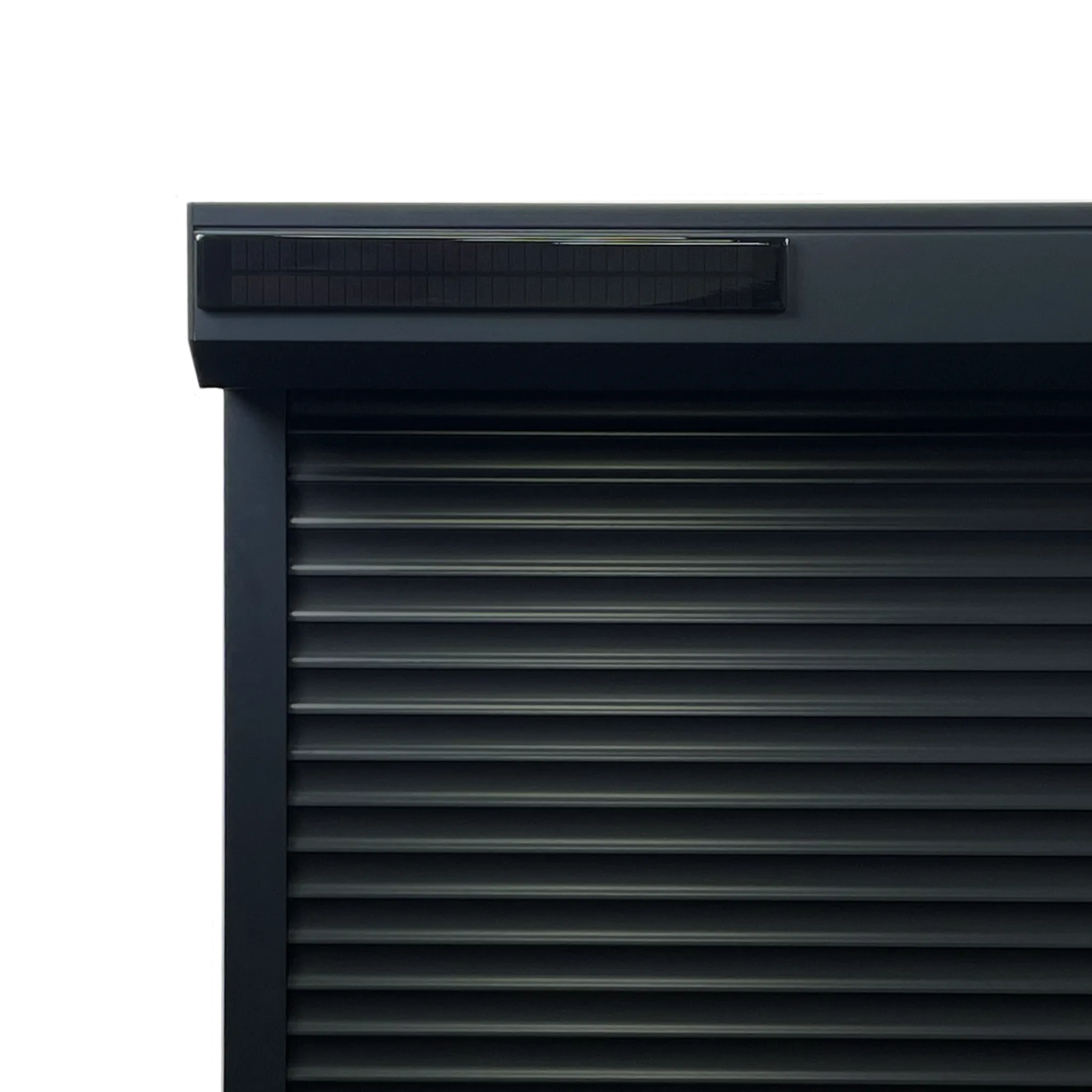 Zonnepaneel Smart (SP-12-Smart) gemonteerd op een rolluik voor energieopwekking.