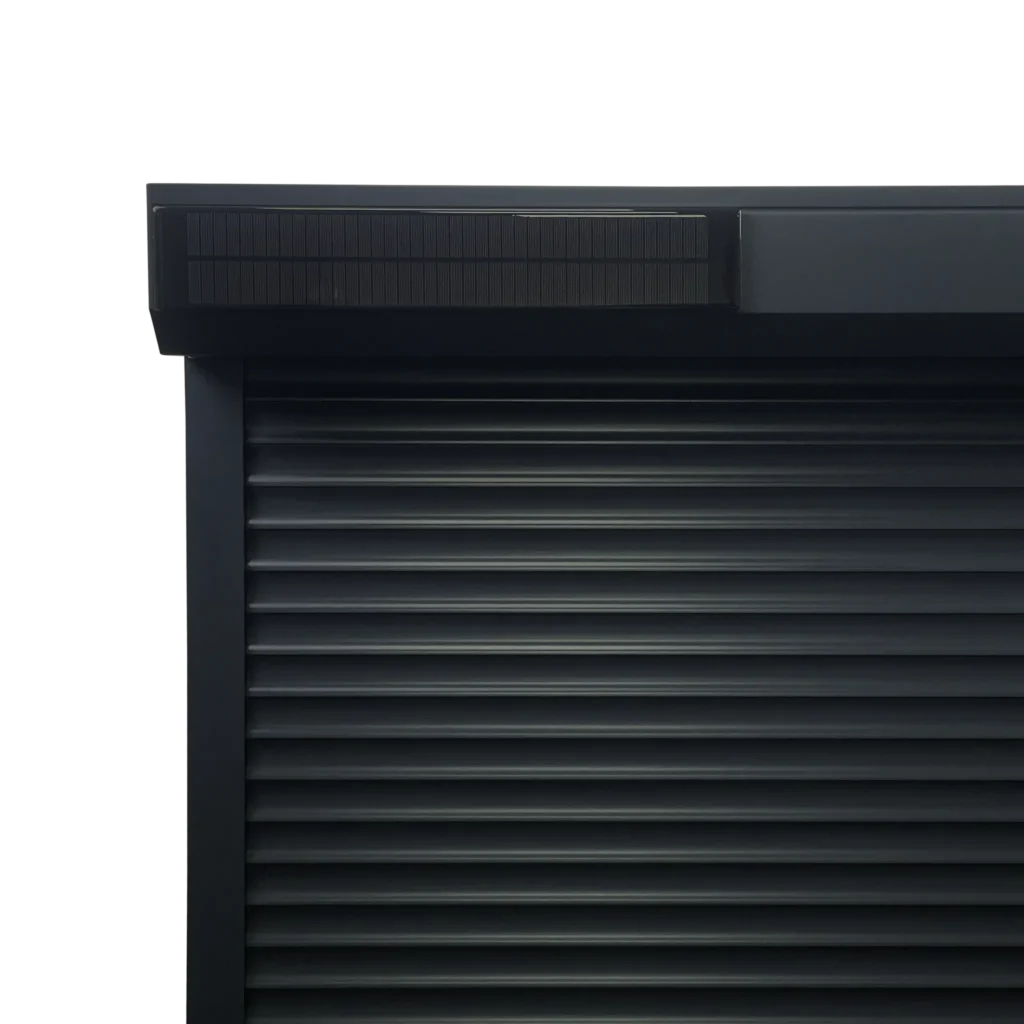 Zonnepaneel Plus (SP-16.8-Plus) gemonteerd op een rolluik voor energieopwekking.