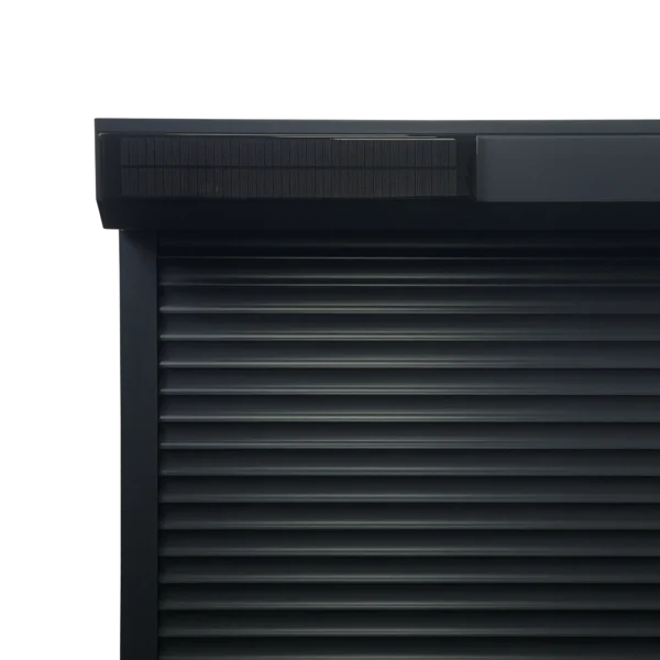 Zonnepaneel Plus (SP-16.8-Plus) gemonteerd op een rolluik voor energieopwekking.