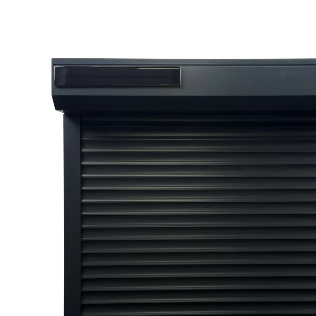Zonnepaneel Slim (SP-9.6-Slim) gemonteerd op een rolluik voor energieopwekking.