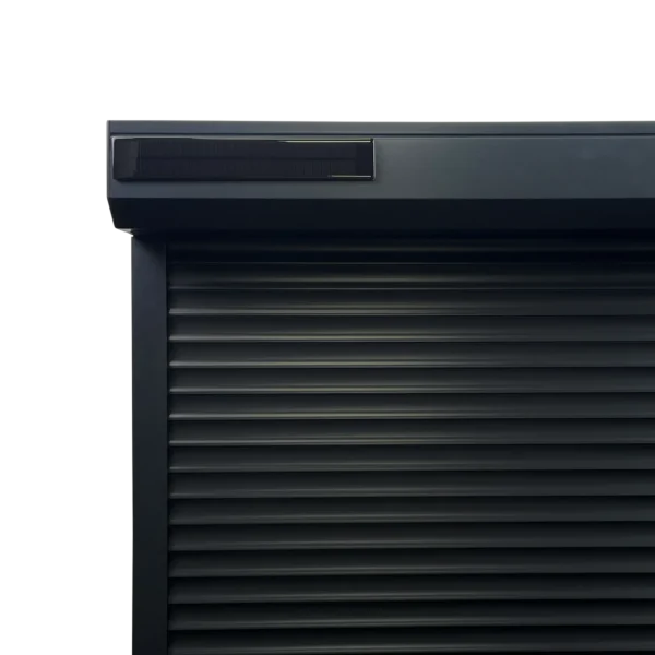 Zonnepaneel Slim (SP-9.6-Slim) gemonteerd op een rolluik voor energieopwekking.