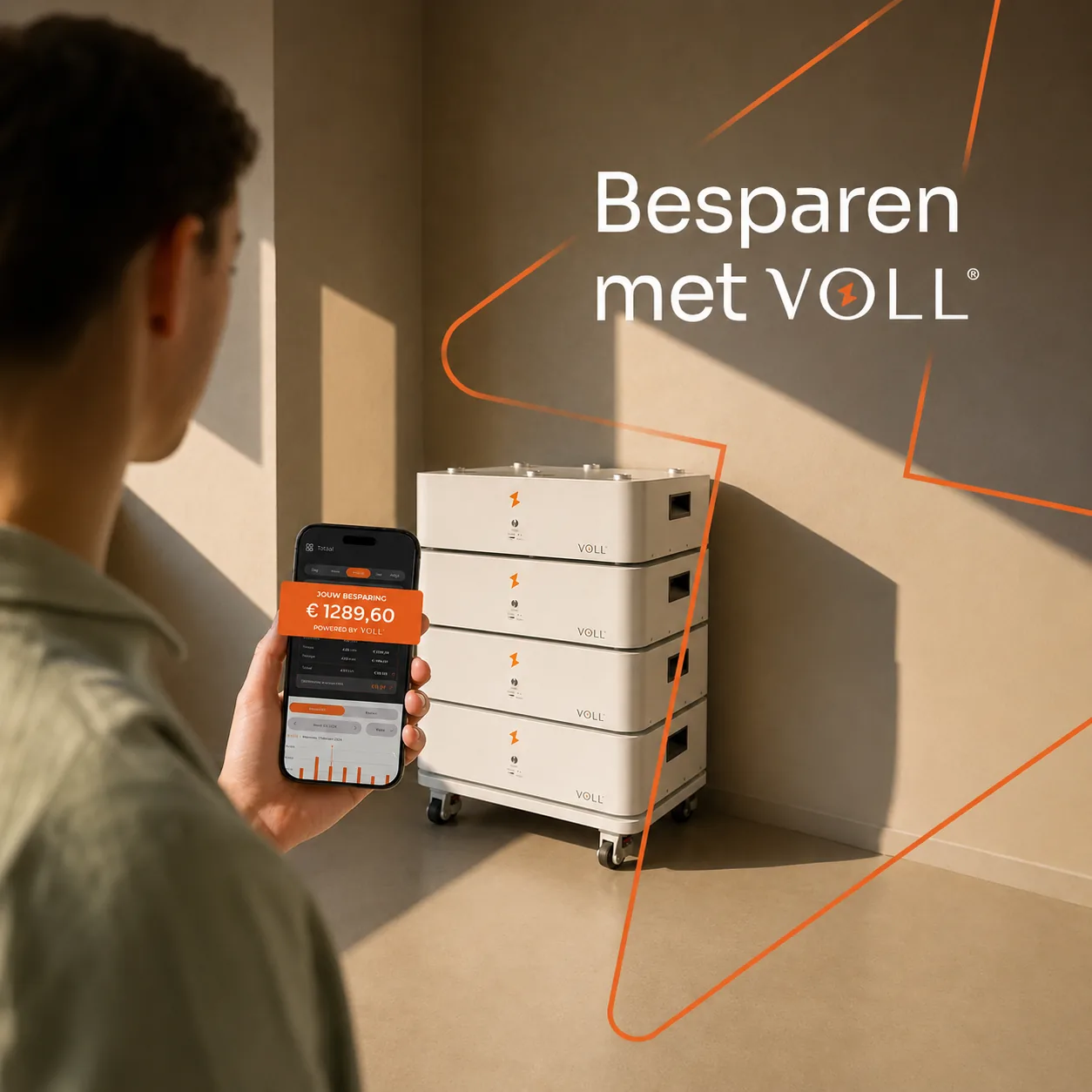 Man bekijkt de besparing in de VOLL APP naast een VOLL thuisbatterij