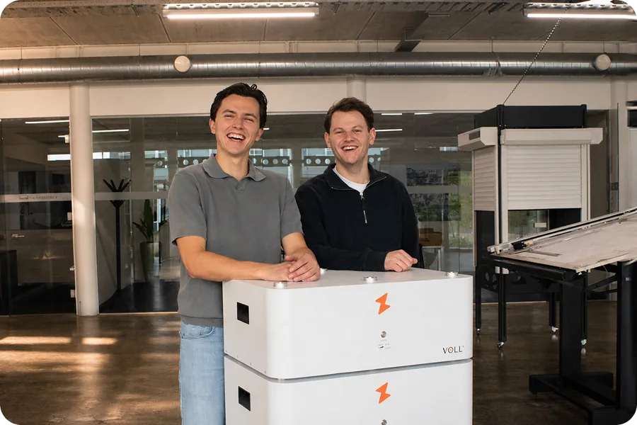 Twee mensen van VOLL bij een VOLL thuisbatterij in de werkplaats
