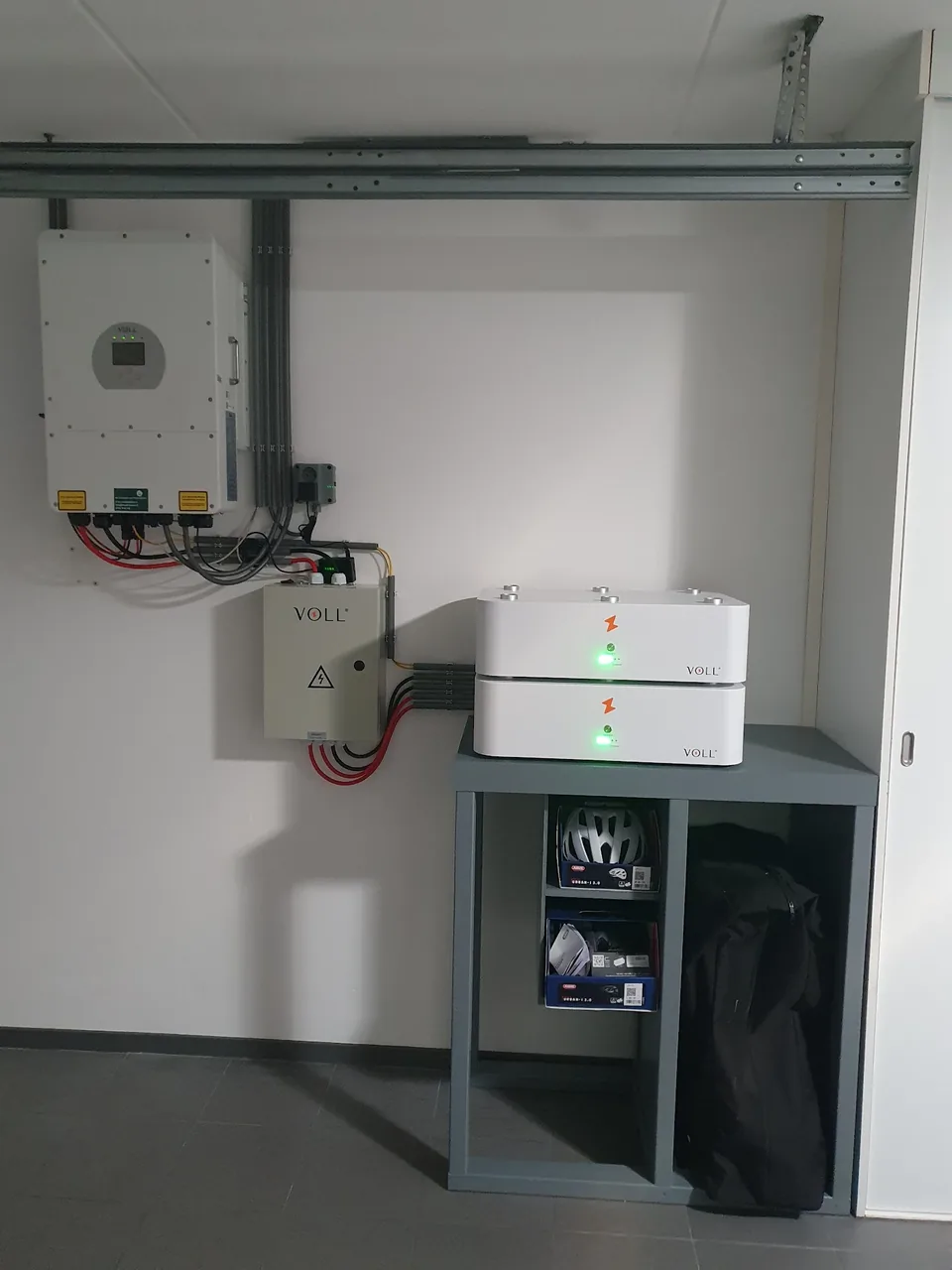 VOLL® SET 2 B met twee modules op een kast, geplaatst door Made4Solar